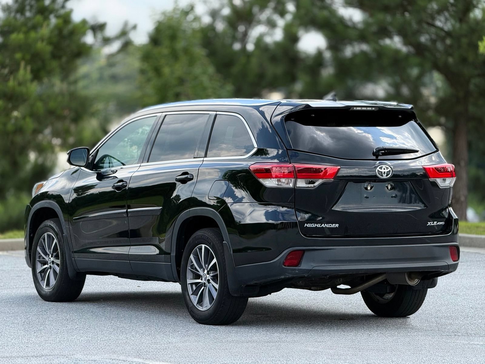 Used 2019 Toyota Highlander XLE AWD/4WD image 10