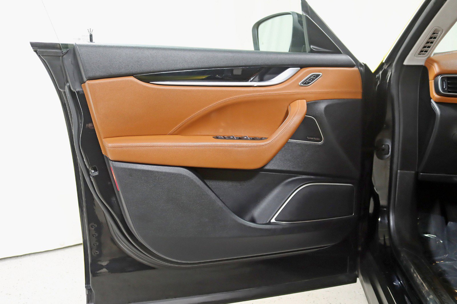 Used 2017 Maserati Levante S image 32