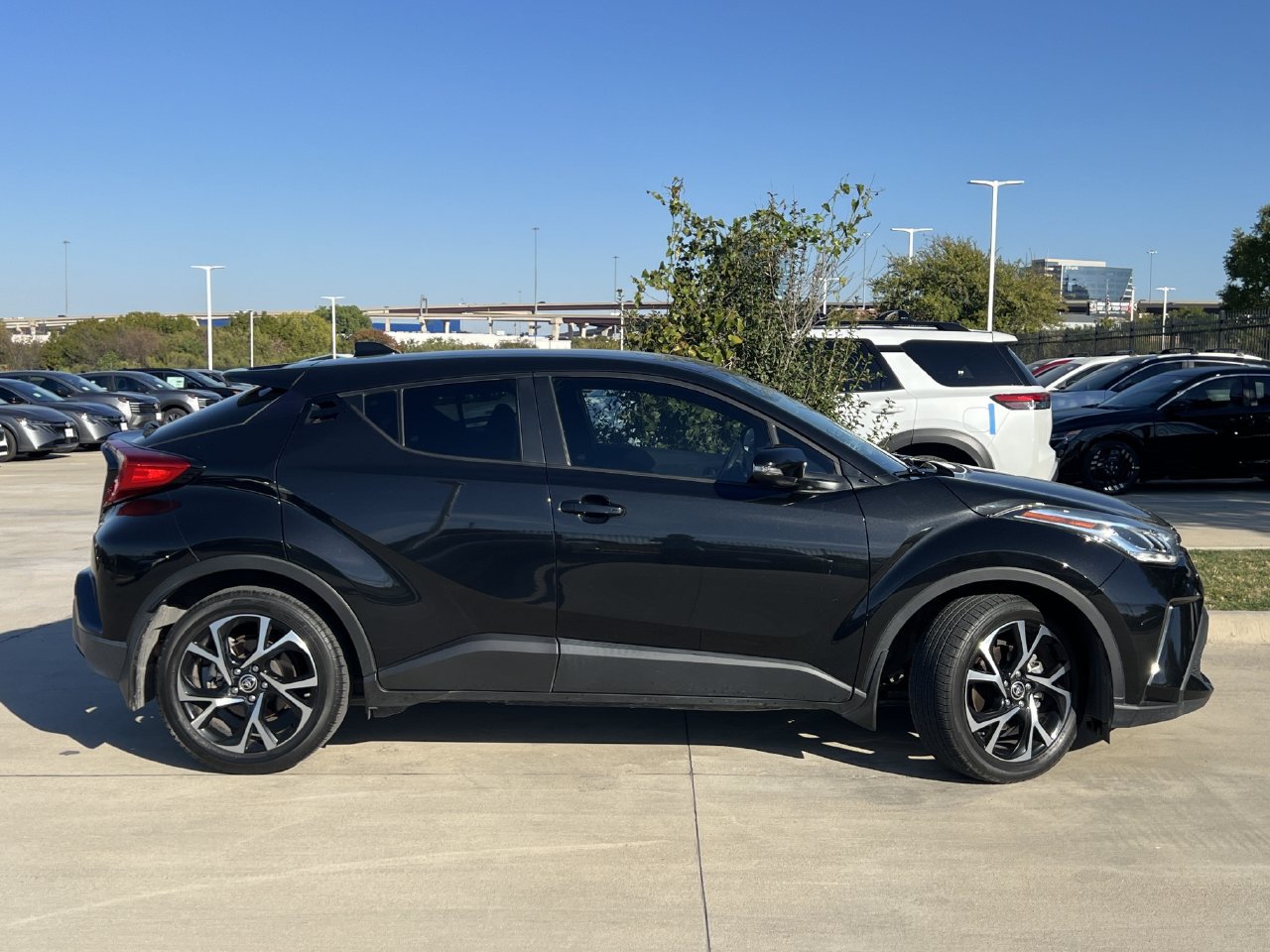 Used 2022 Toyota C-HR XLE FWD image 3