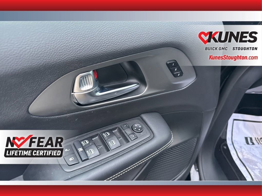 Used 2025 Chrysler Pacifica Select image 20