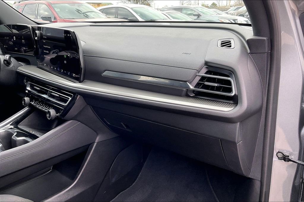 Used 2025 Chevrolet Traverse LT image 22