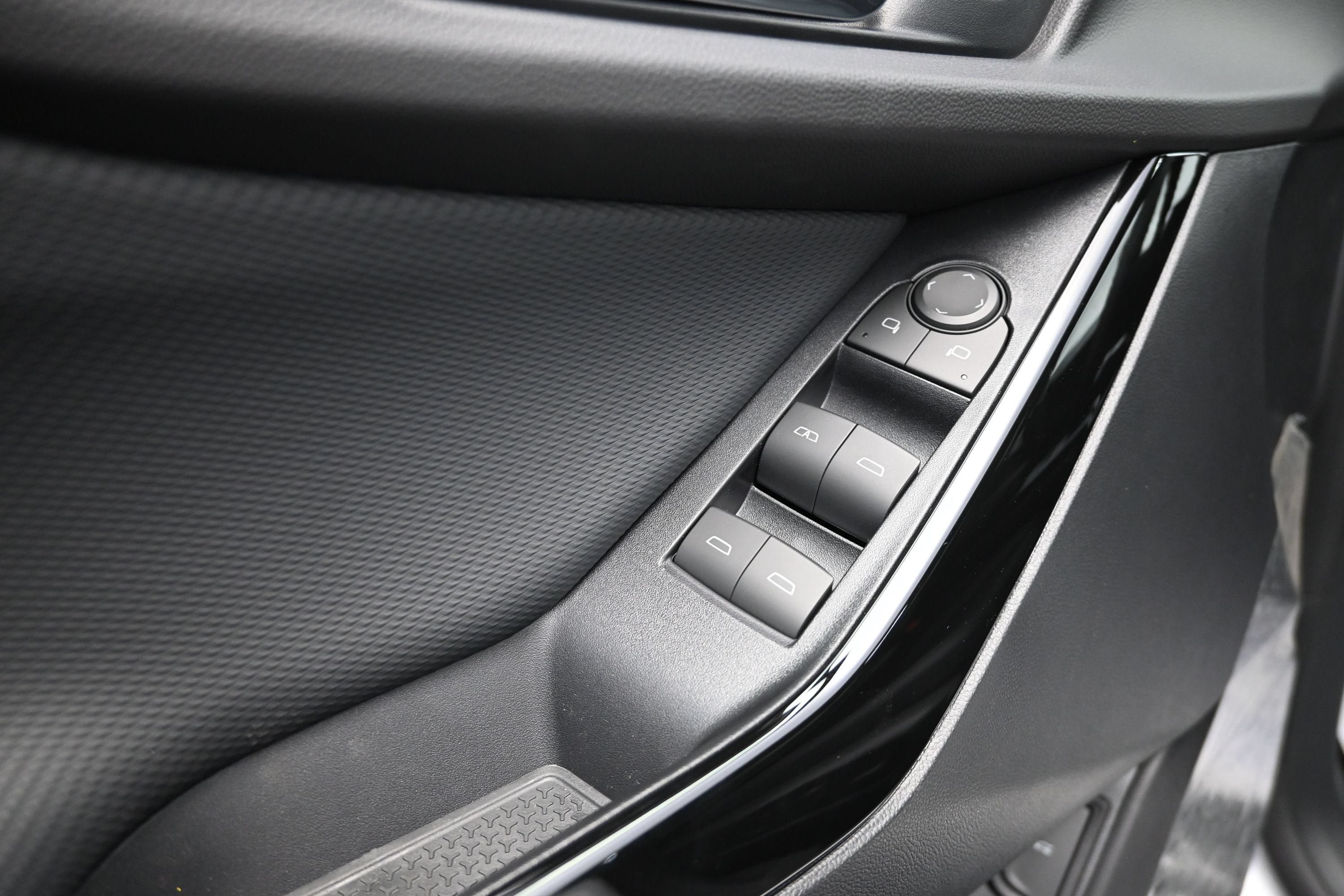 New 2027 Chevrolet Equinox LT w/ Convenience Package II FWD image 27