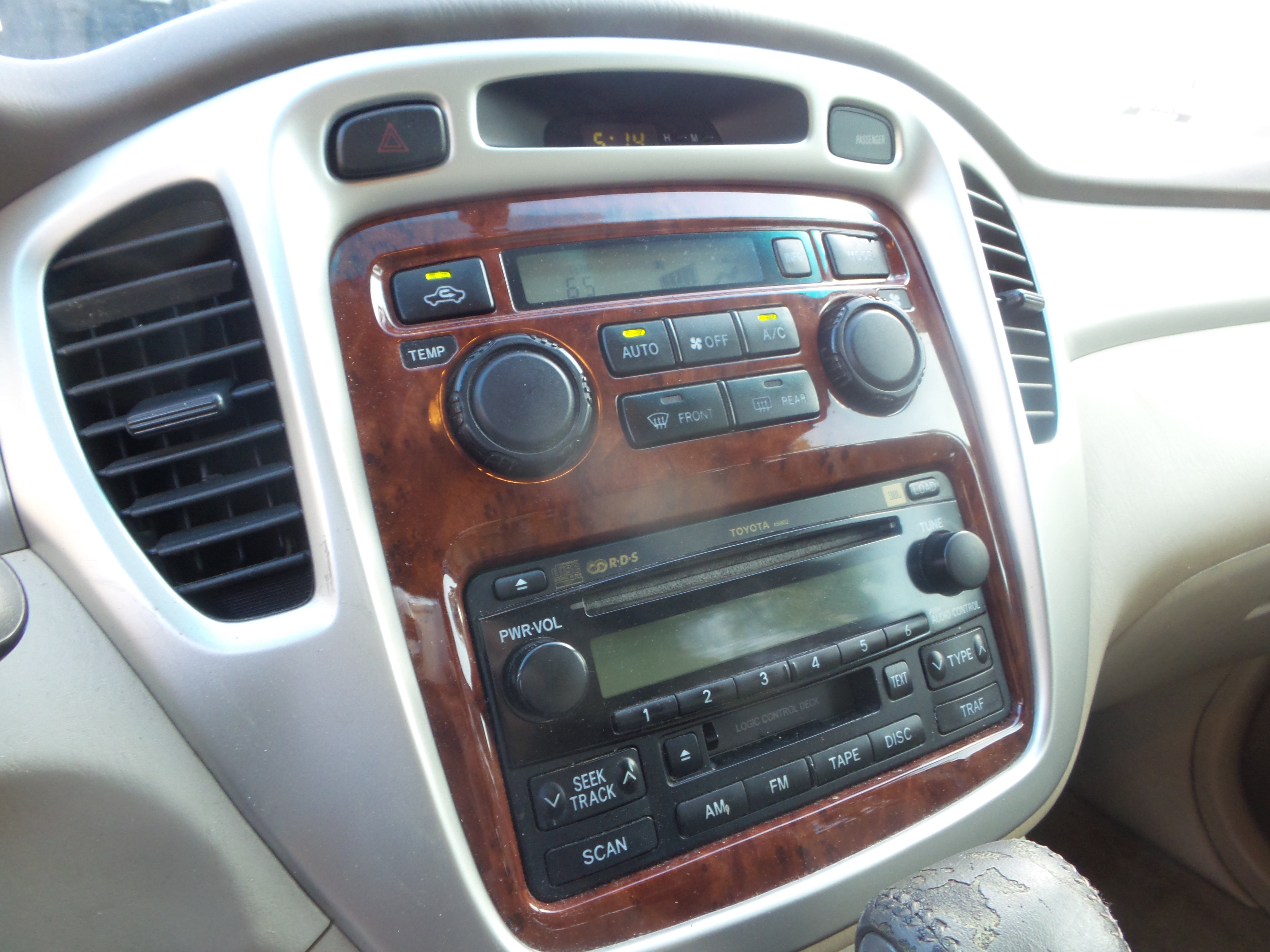 Used 2005 Toyota Highlander Limited w/ Value Pkg 2 AWD/4WD image 27