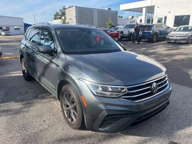 Used 2022 Volkswagen Tiguan SE w/ Panoramic Sunroof Package FWD image 1