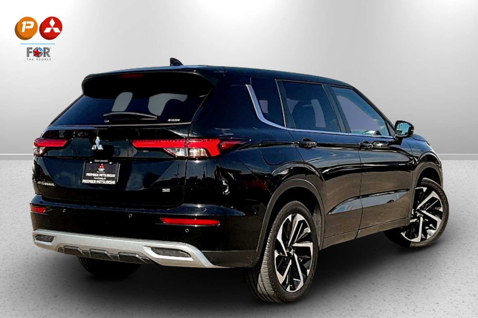 Used 2023 Mitsubishi Outlander SE image 2