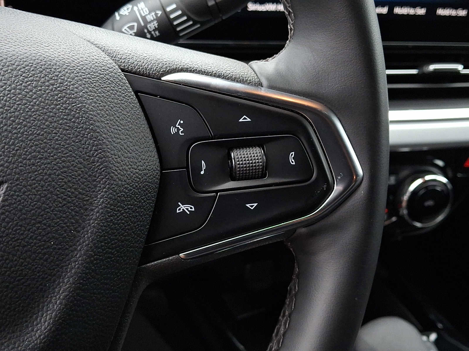 Used 2025 Chevrolet Trax LT w/ Driver Confidence Package image 21