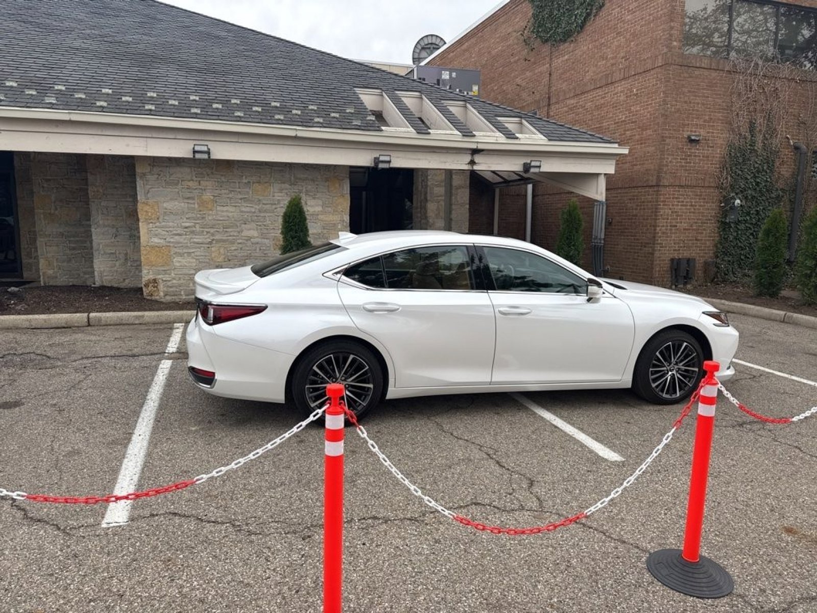 Used 2025 Lexus ES 300h w/ Premium Package image 12