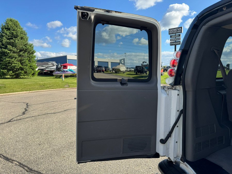 Used 2005 Chevrolet Express 3500 Passenger w/ LS Preferred Equipment Group RWD image 19