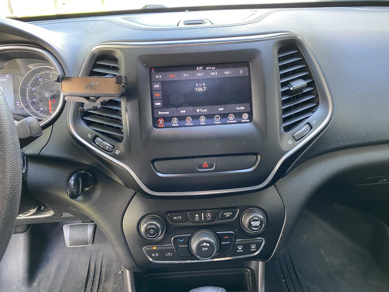 Used 2019 Jeep Cherokee Latitude w/ Popular Appearance Group AWD/4WD image 33