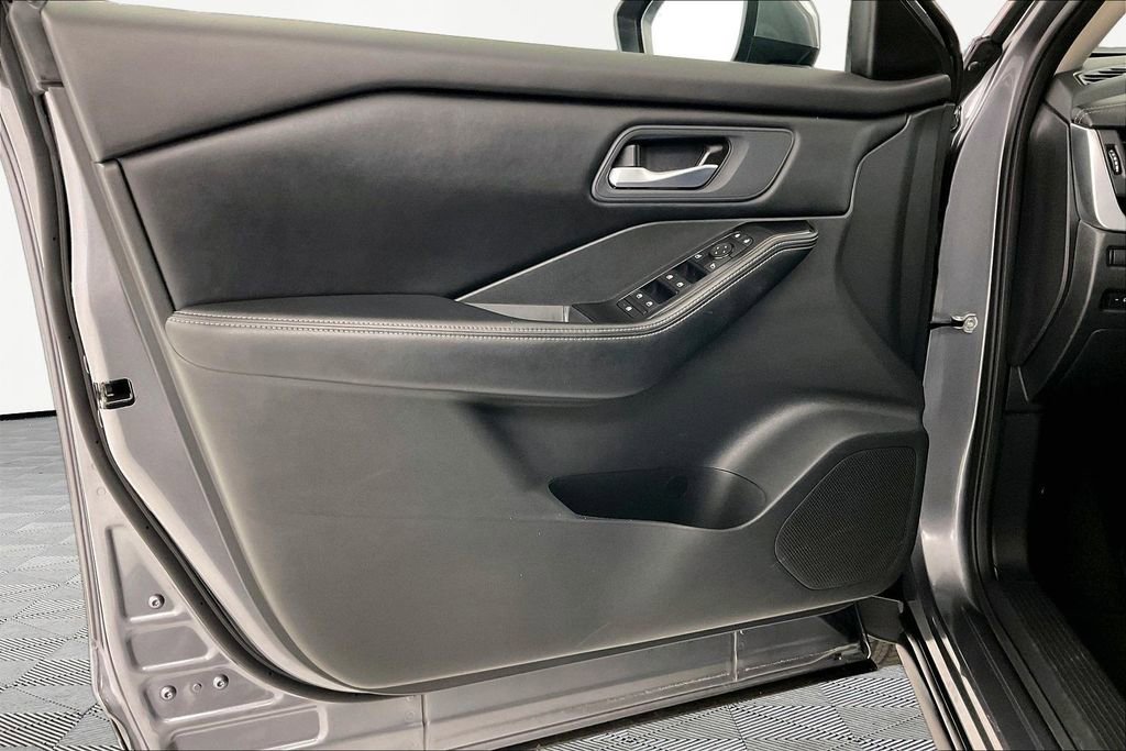 Used 2025 Nissan Rogue SV image 18