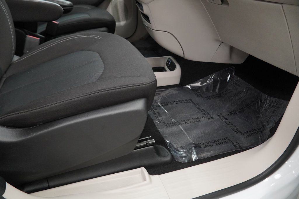 Used 2023 Chrysler Voyager LX image 46