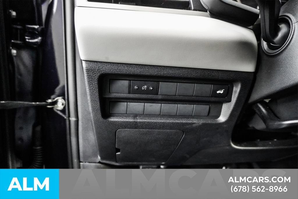 Used 2025 Mitsubishi Outlander SE image 32