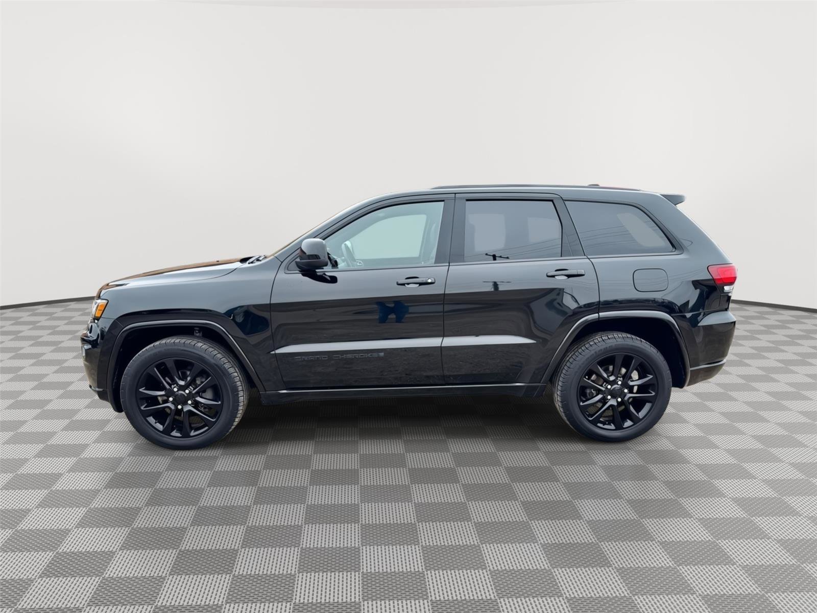 Used 2020 Jeep Grand Cherokee Altitude image 2