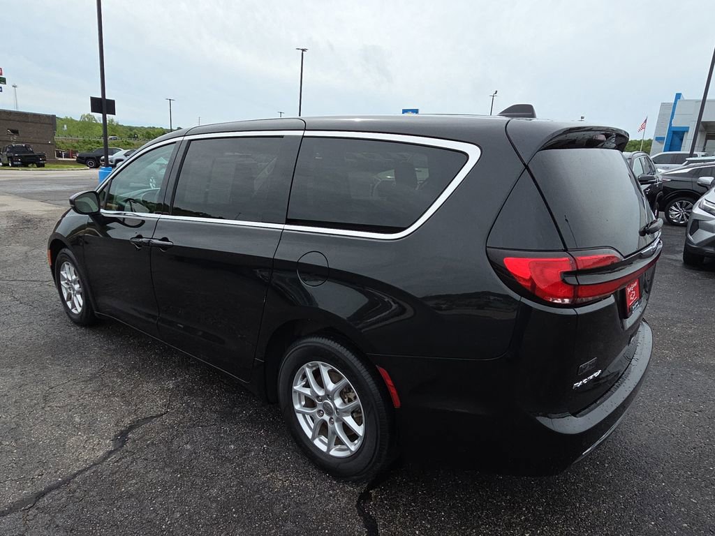 Used 2023 Chrysler Pacifica Touring-L FWD image 6