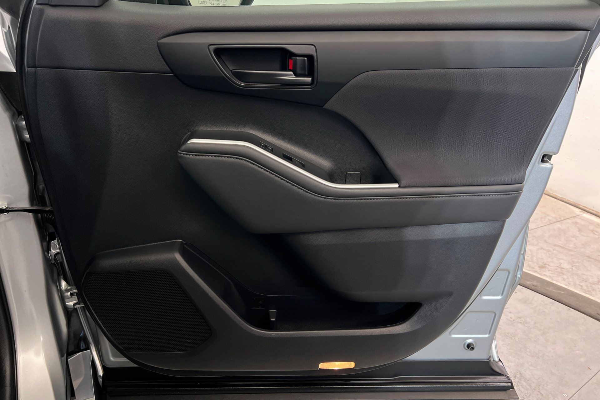 Used 2022 Toyota Highlander LE image 25