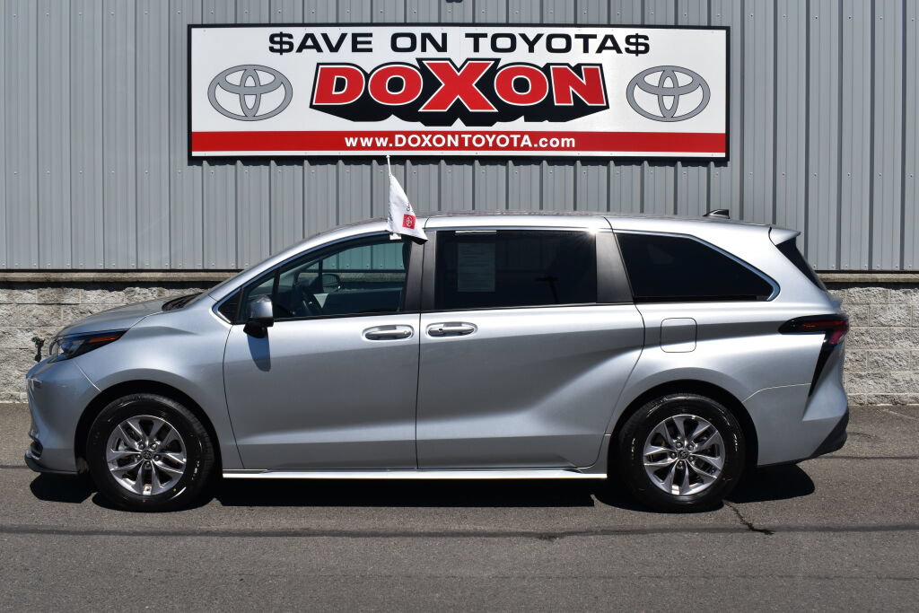 Certified 2024 Toyota Sienna LE AWD/4WD image 4