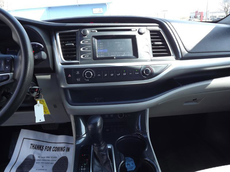 Used 2017 Toyota Highlander LE w/ Carpet Mat Package FWD image 17