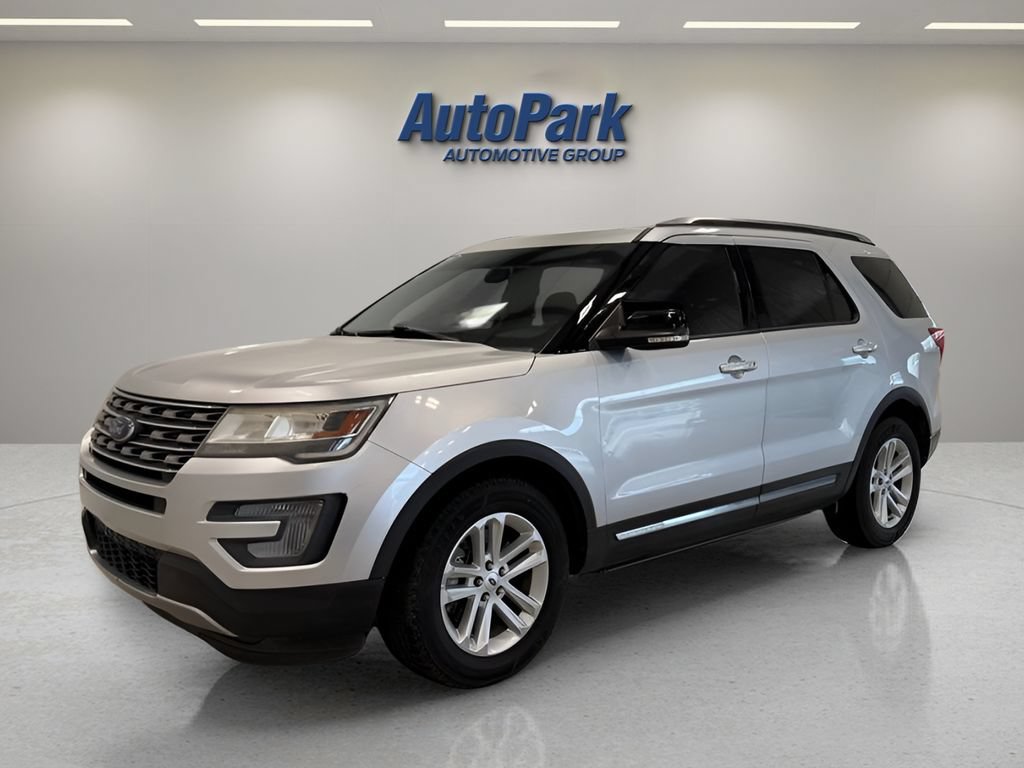 Used 2017 Ford Explorer XLT FWD image 3