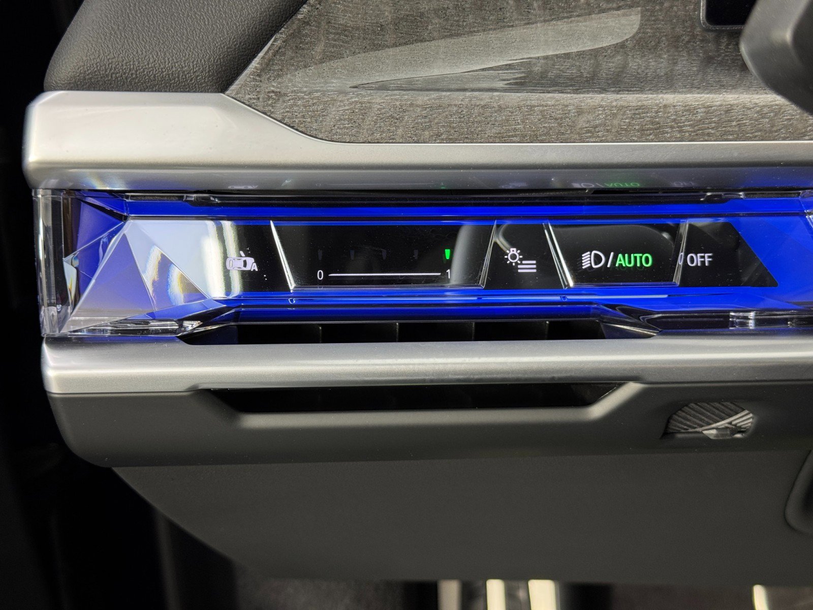 Used 2024 BMW i7 xDrive60 w/ Executive Package image 18