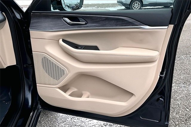 Certified 2024 Jeep Grand Cherokee Limited w/ Luxury Tech Group II image 24