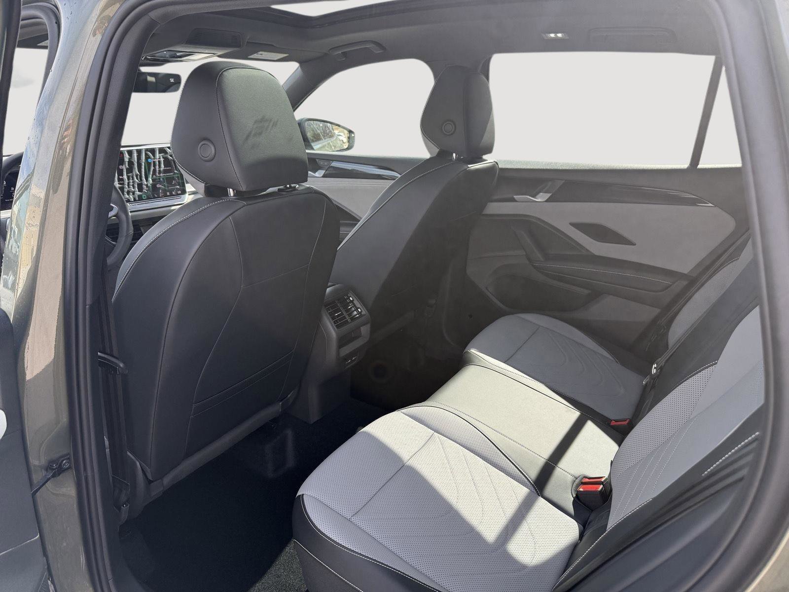 New 2026 Volkswagen Tiguan SE R-Line image 10