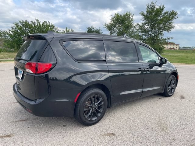 Used 2020 Chrysler Pacifica Touring-L w/ Advanced Safetytec Group AWD/4WD image 3