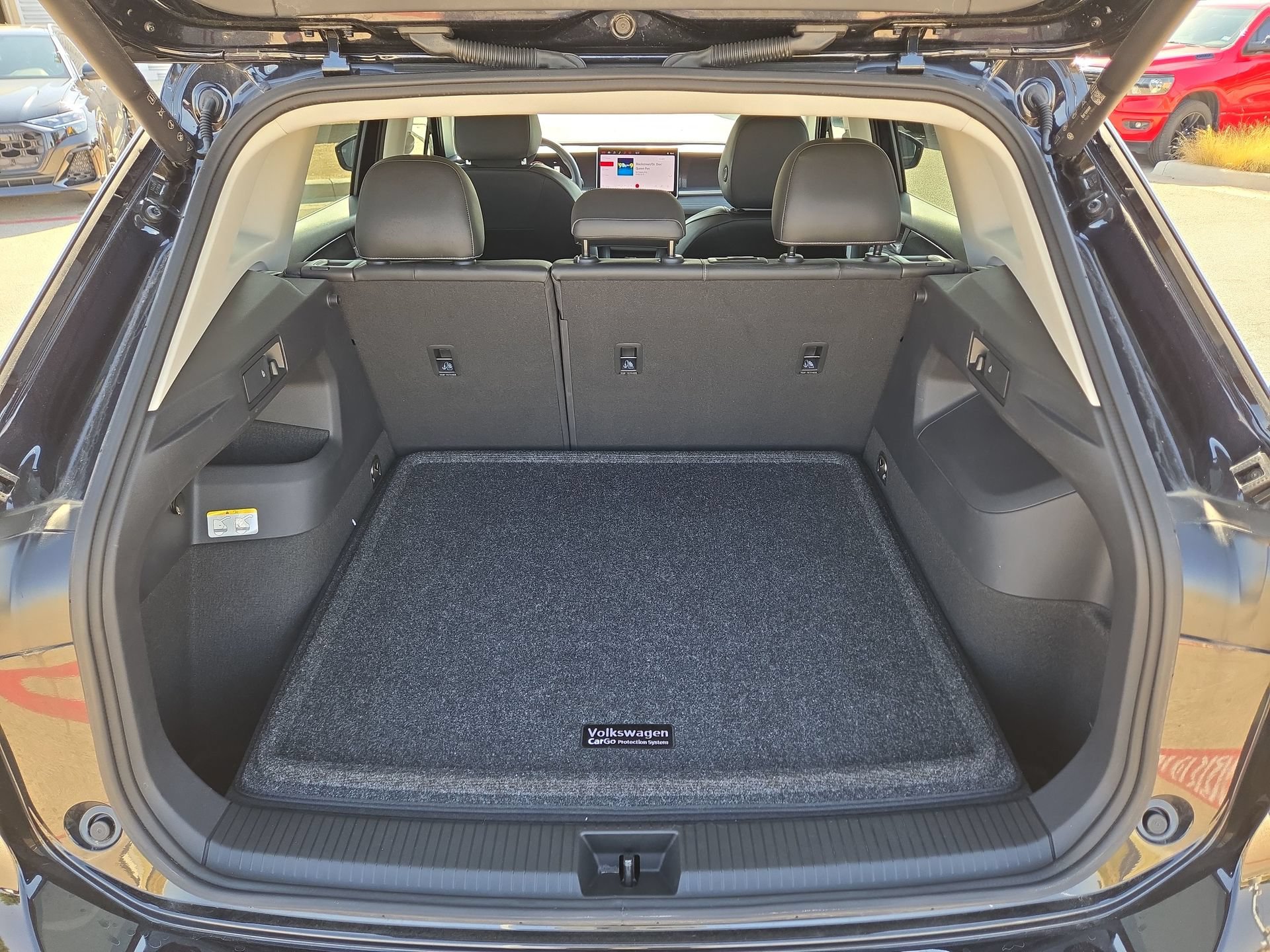 Used 2025 Volkswagen Tiguan SE FWD image 12