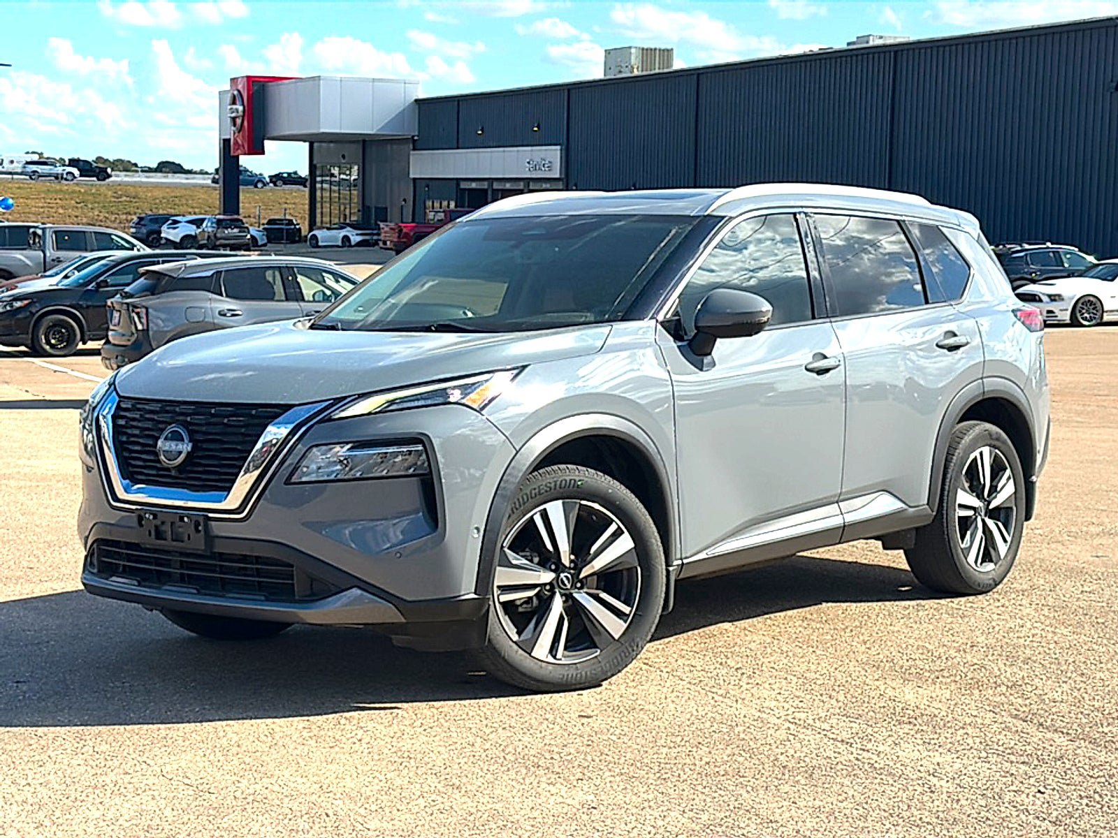 Used 2023 Nissan Rogue SL w/ SL Premium Package FWD image 2