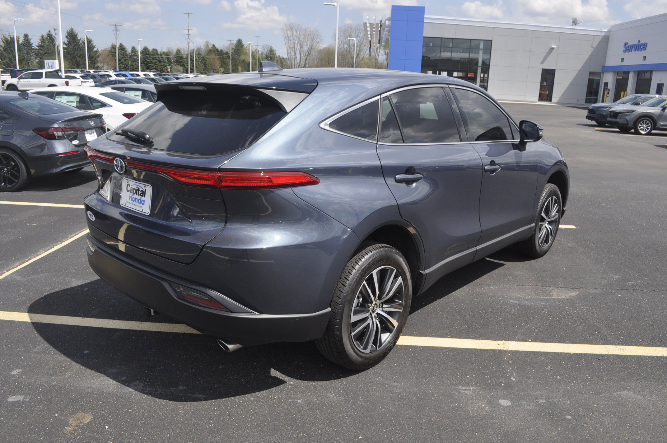 Used 2024 Toyota Venza LE AWD/4WD image 7