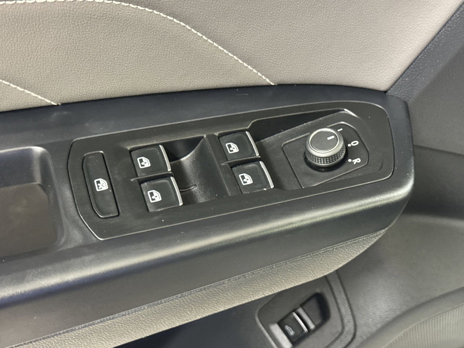 Used 2021 Volkswagen Atlas Cross Sport SE image 19