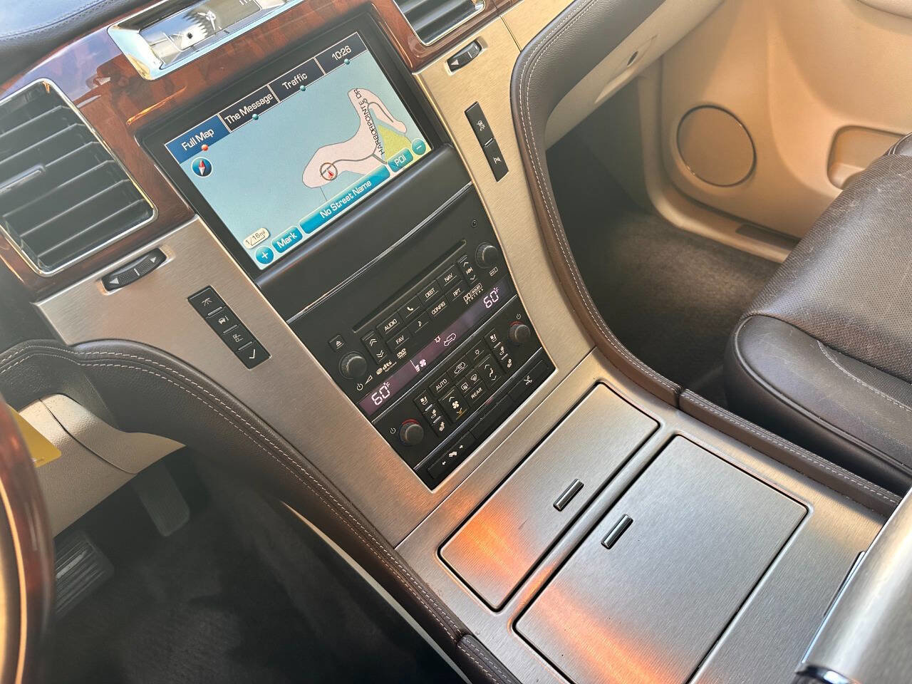 Used 2011 Cadillac Escalade Platinum image 16