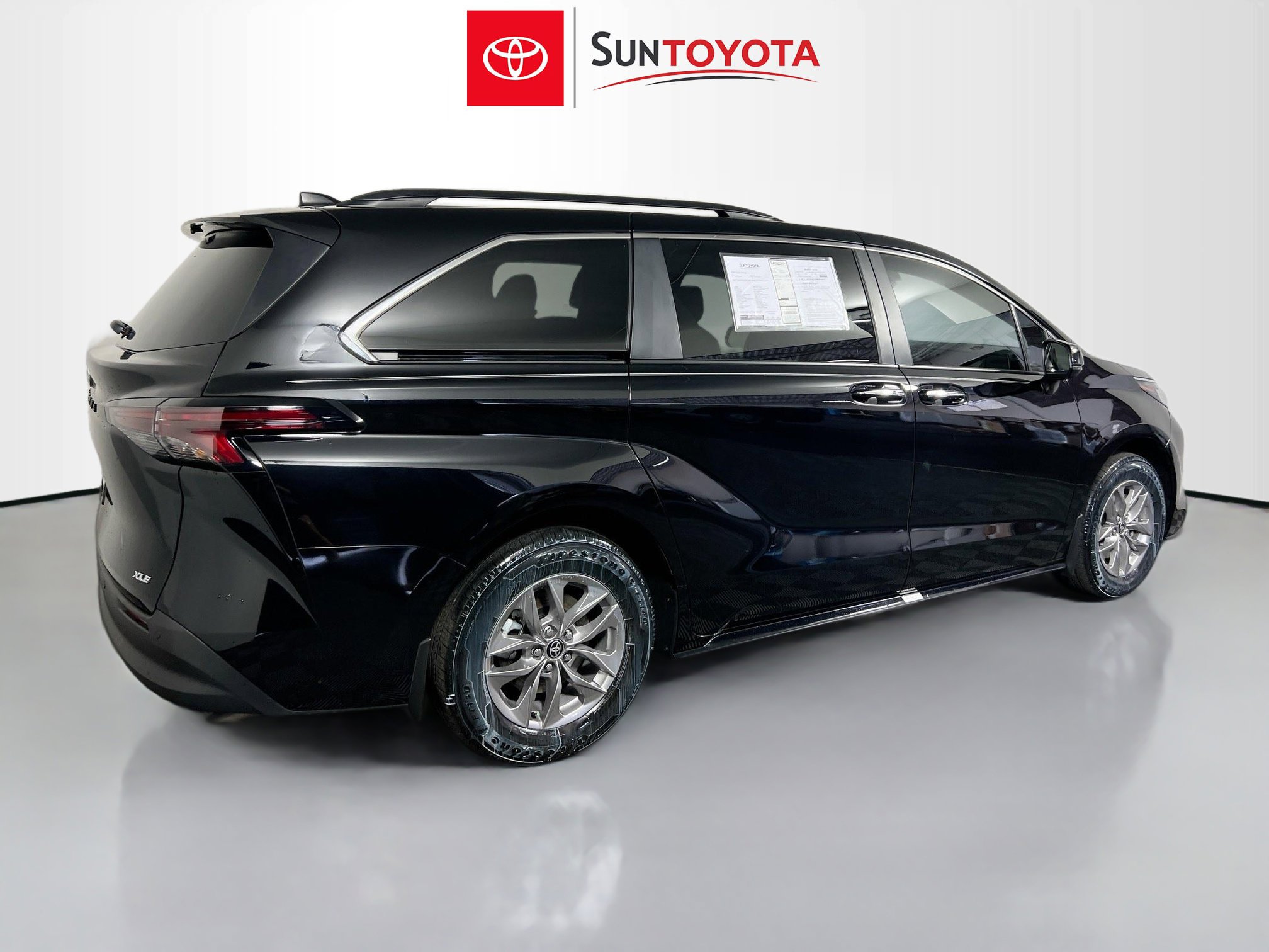 Used 2025 Toyota Sienna XLE image 4