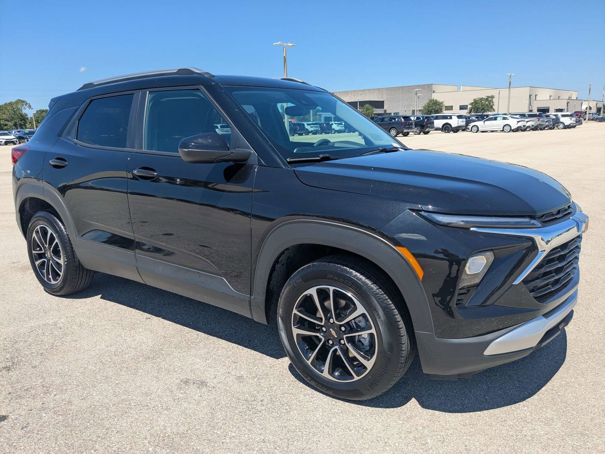Used 2025 Chevrolet TrailBlazer LT AWD/4WD image 2
