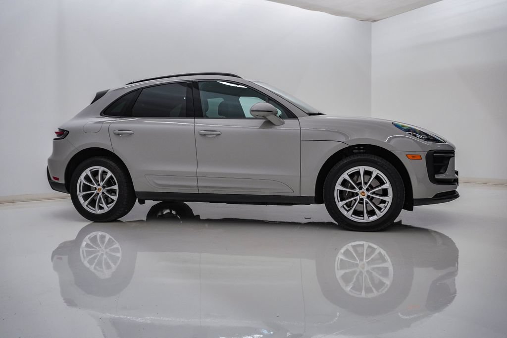 Certified 2024 Porsche Macan AWD/4WD image 9