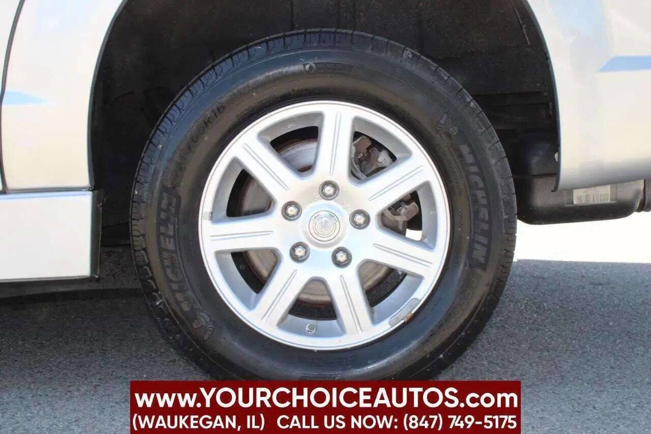 Used 2010 Chrysler Town & Country Touring image 22