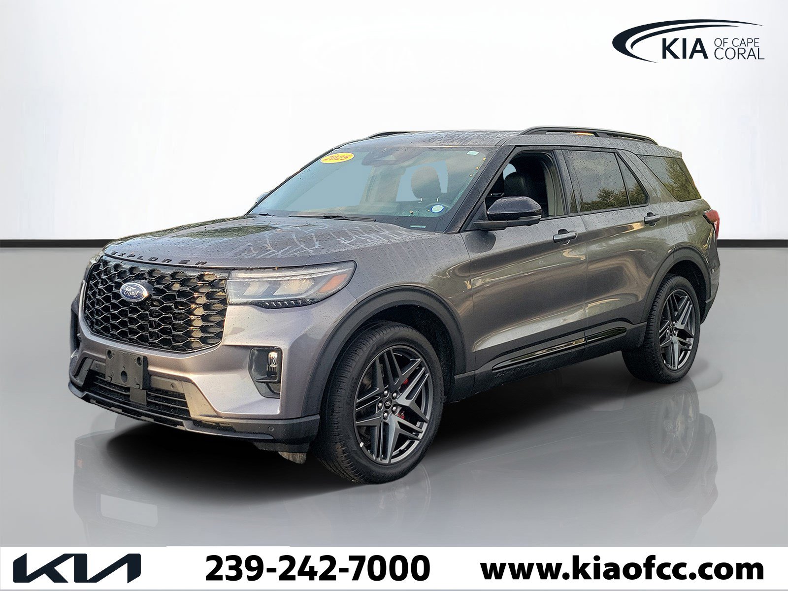 Used 2025 Ford Explorer ST-Line w/ ST-Line Street Pack AWD/4WD image 3