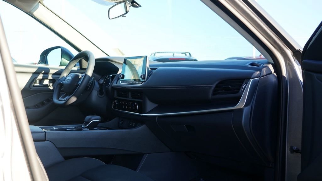 Used 2025 Nissan Rogue S image 21