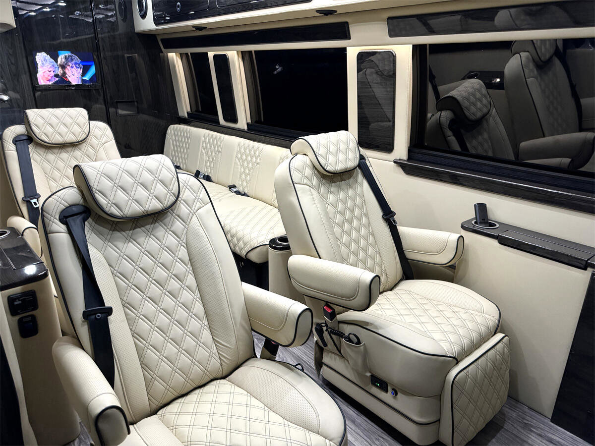 Used 2024 Mercedes-Benz Sprinter 3500 image 2