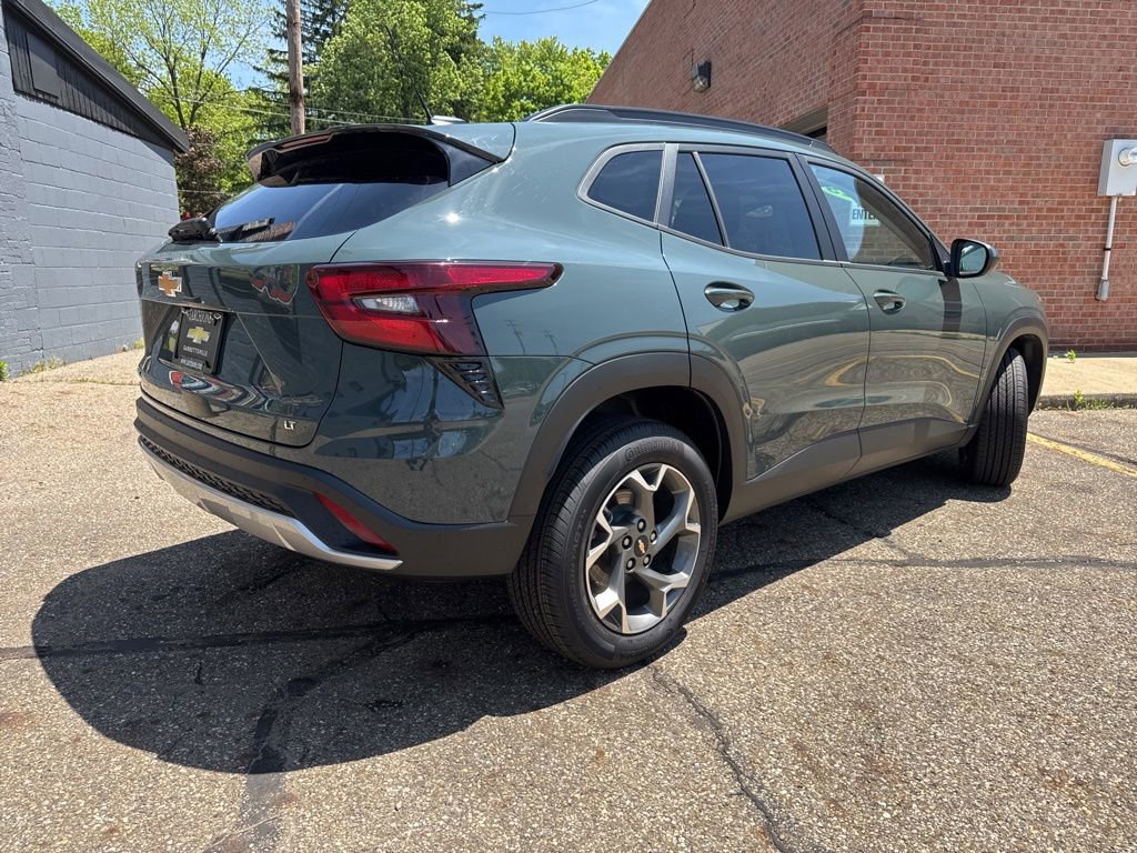 Used 2025 Chevrolet Trax LT FWD image 4