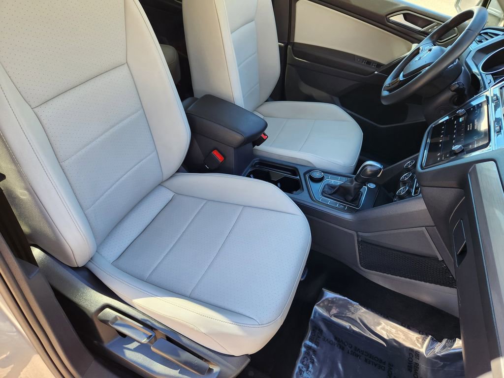 Used 2020 Volkswagen Tiguan SE w/ Panoramic Sunroof Package image 11