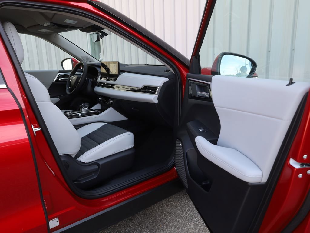 New 2025 Mitsubishi Outlander SE image 14