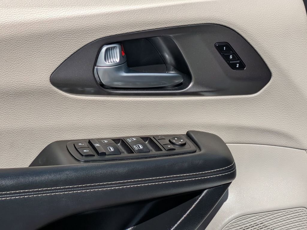 Used 2024 Chrysler Pacifica Touring-L FWD image 13