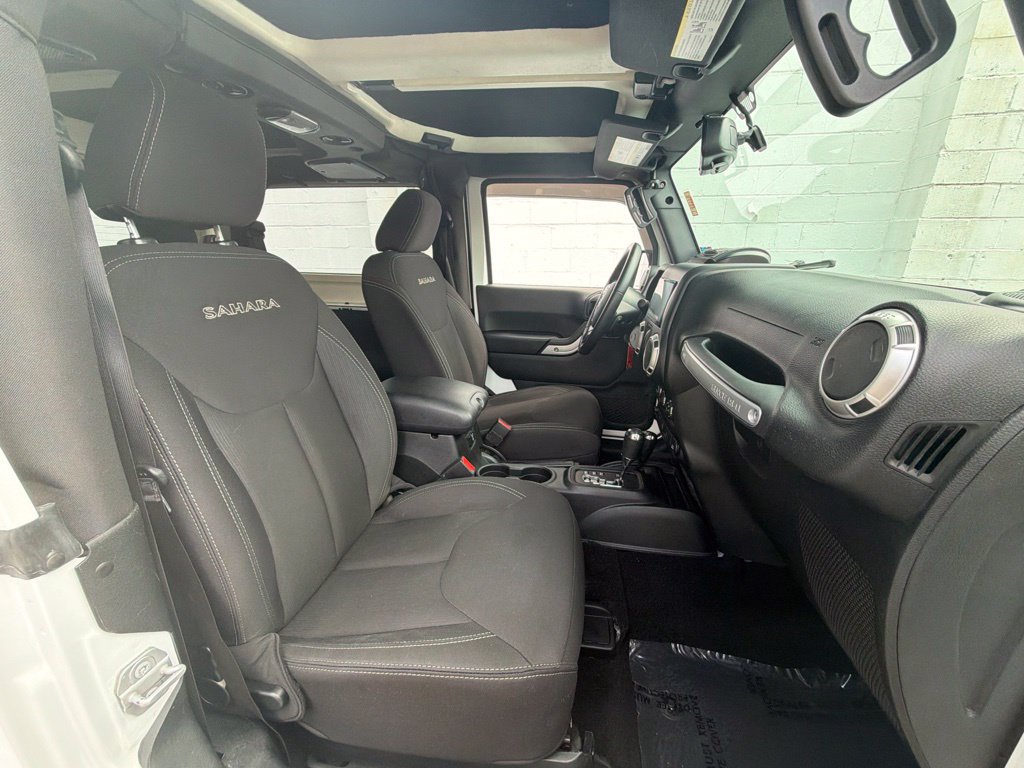 Used 2018 Jeep Wrangler Sahara w/ Connectivity Group AWD/4WD image 10