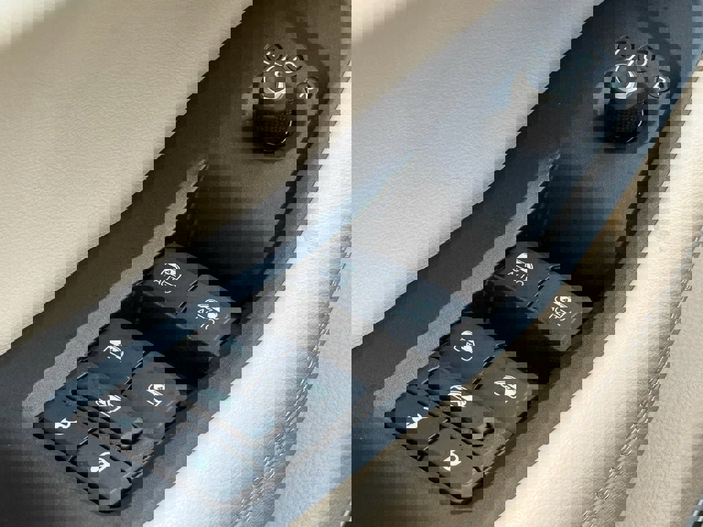 Used 2022 Jeep Grand Cherokee Limited image 14