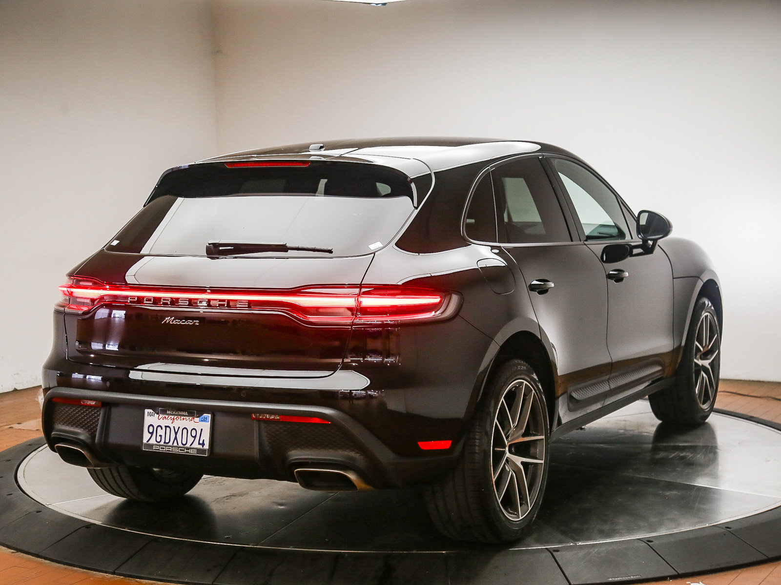 Certified 2023 Porsche Macan AWD/4WD image 8
