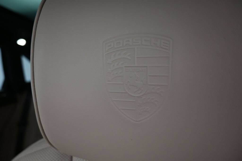 Certified 2025 Porsche Macan AWD/4WD image 10