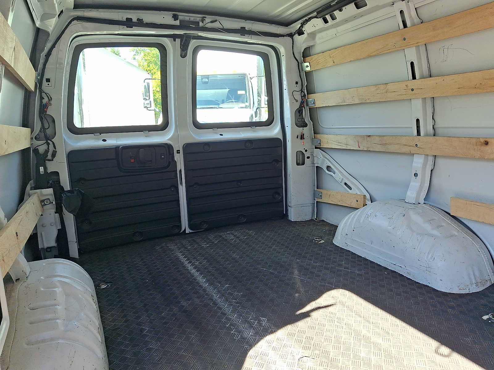 Used 2025 Chevrolet Express 2500 w/ Driver Convenience Package RWD image 11