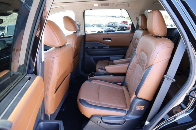 Used 2023 Nissan Pathfinder Platinum AWD/4WD image 11