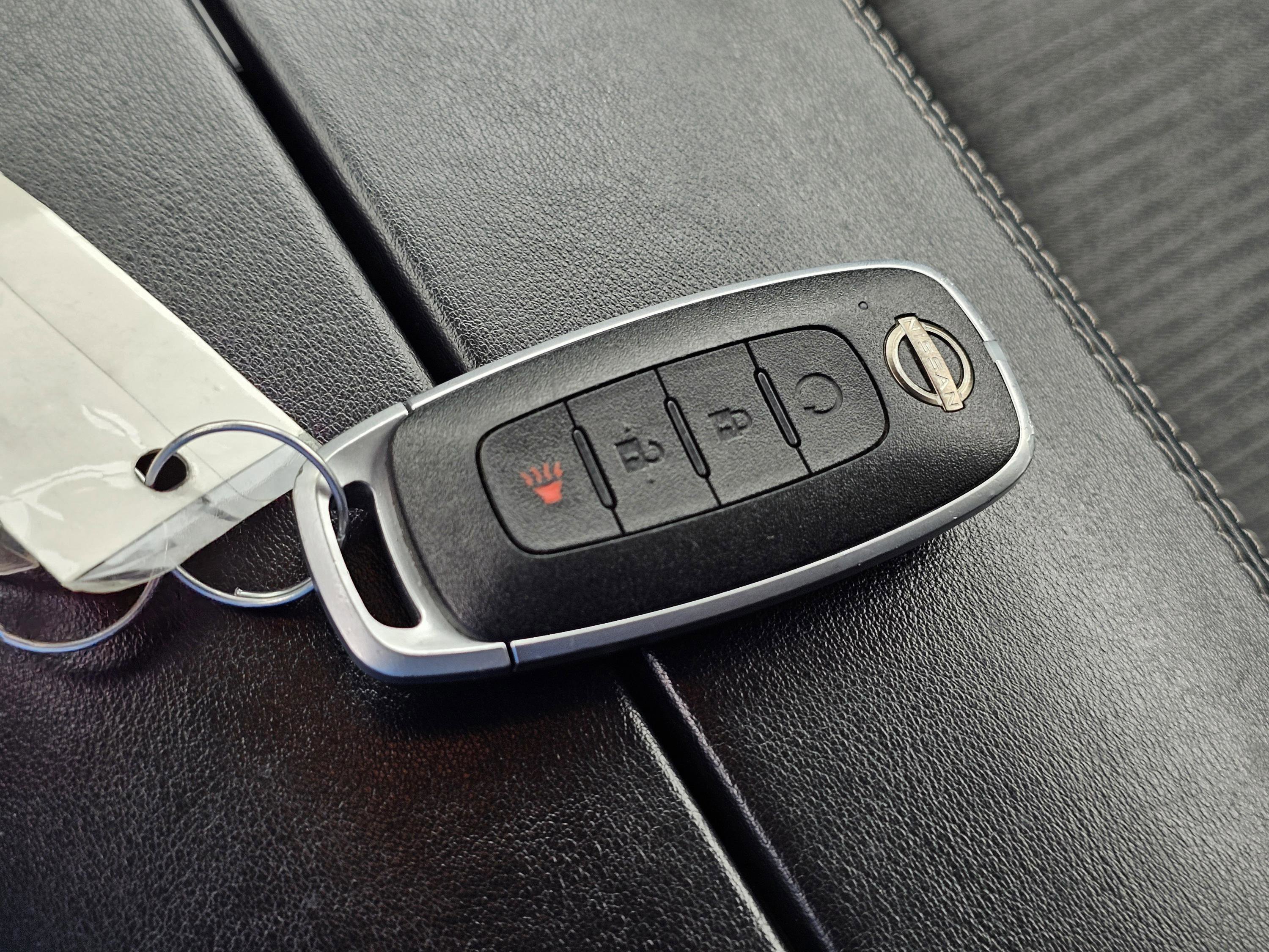 Used 2023 Nissan Rogue SV image 32