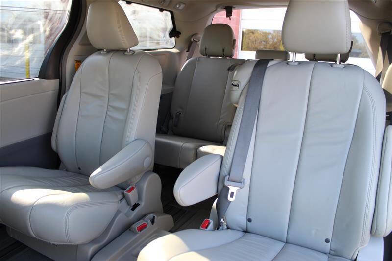 Used 2013 Toyota Sienna XLE w/ Entertainment Pkg FWD image 26